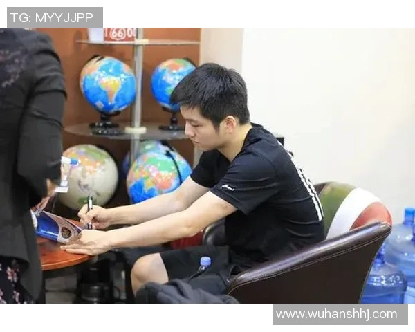 足球球星妙语连珠调侃记者现场爆笑不断